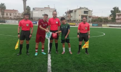 TΑ ΣΥΓΧΑΡΗΤΗΡΙΑ ΤΟΥ ΠΡΟΕΔΡΟΥ ΤΗΣ ΕΠΣ ΜΑΚΕΔΟΝΙΑΣ Λ.ΔΗΜΗΤΡΙΑΔΗ ΣΤΗΝ ΔΙΑΙΤΗΤΙΚΗ ΤΡΙΑΔΑ ΡΕΦ  ΚΟΥΡΤΕΣΗΣ ΒΟΗΘΟΙ ΚΑΤΣΟΓΙΑΝΝΗΣ ΛΑΖΑΡΗΣ ΓΙΑ ΤΗΝ ΑΨΟΓΗ ΔΙΕΥΘΥΝΣΗ ΤΟΥ ΗΜΙΤΕΛΙΚΟΥ Κ16 ΕΠΣ ΑΧΑΙΑΣ-ΕΠΣ ΜΑΚΕΔΟΝΙΑΣ 0--2 ΠΟΥ ΕΓΙΝΕ ΣΤΗΝ ΠΑΤΡΑ (ΦΩΤΟ)