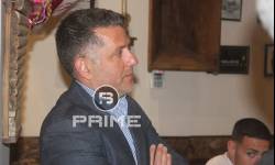 ΦΟΒΕΡΗ ΣΤΙΓΜΗ ΣΤΗΝ ΕΚΔΗΛΩΣΗ ΤΗΣ ΕΠΣ ΗΡΑΚΛΕΙΟΥ ΟΤΑΝ Ο ΒΟΗΘΟΣ ΜΙΧΑΛΗΣ ΠΑΠΑΔΑΚΗΣ ΕΠΕΣΤΡΕΨΕ ΣΤΟΝ ΕΜΠΕΙΡΟ ΠΑΡΑΤΗΡΗΤΗ ΓΙΩΡΓΟ ΦΟΥΚΑΚΗ ΤΗΝ ΦΑΝΕΛΑ ΠΟΥ ΕΙΧΕ ΔΩΣΕΙ Μ ΕΝΑ ΣΗΜΕΙΩΜΑ ΟΤΙ "ΣΕ ΛΙΓΑ ΧΡΟΝΙΑ ΘΑ ΠΑΙΖΕΙ ΣΤΗΝ Α ΕΘΝΙΚΗ ΚΑΙ ΘΥΜΗΣΟΥ ΤΗ ΦΑΝΕΛΑ.." ΕΣΠΑΣΕ Ο ΦΟΥΚΑΚΗΣ 