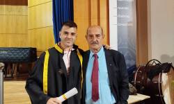ΑΞΙΖΕ Η ΕΝΤΑΞΗ ΤΟΥ 27ΧΡΟΝΟΥ ΑΛΕΞΑΝΔΡΟΥ  ΝΑΖΙΡΗ ΣΤΗ Σ.ΛΙΓΚ 2 ΛΙΓΕΣ ΜΕΡΕΣ ΠΡΙΝ ΠΗΡΕ ΜΕ ΑΡΙΣΤΑ ΤΟ ΜΕΤΑΠΤΥΧΙΑΚΟ ΜΕ ΕΡΓΑΣΙΑ ΠΟΥ ΕΚΑΝΕ ΣΤΟ ΠΑΝΕΠΙΣΤΗΜΙΟ ΜΑΚΕΔΟΝΙΑ ΜΕ ΘΕΜΑ ΑΝΘΡΩΠΙΝΟΙ ΠΟΡΟΙ ΚΑΙ ΔΙΑΙΤΗΣΙΑ  ΕΔΩ ΦΩΤΟ ΜΕ ΤΟΝ ΠΑΤΕΡΑ ΤΟΥ ΑΛΕΚΟ ΝΑΖΙΡΗ  ΜΕΤΑ ΤΗΝ ΑΠΟΝΟΜΗ