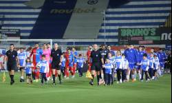 Σ ΕΝΑ ΜΑΤΣ ΠΟΥ ΔΕΝ ΕΙΧΕ ΕΠΙΜΑΧΕΣ ΗΛΘΕ ΠΡΙΝ ΤΟ  ΦΙΝΑΛΕ Ο ΤΣΙΜΕΝΤΕΡΙΔΗΣ ΝΑ  ΔΩΣΕΙ ΦΑΟΥΛ ΣΤΟΝ ΦΑΝ ΒΕΕΡΤ ΠΟΥ ΕΙΧΕ ΚΕΡΔΙΣΕΙ ΚΕΦΑΛΙΑ ΑΠΟ ΑΜΥΝΤΙΚΟ  ΒΟΛΟΥ ΚΑΙ ΕΒΓΑΙΝΕ ΜΟΝΟΣ ΤΟ VAR ΠΑΠΑΠΕΤΡΟΥ ΔΕΝ ΜΠΟΡΟΥΣΕ ΝΑ ΠΑΡΕΜΒΕΙ ΣΕ ΦΑΟΥΛ ΣΩΣΤΟΙ ΟΙ ΒΟΗΘΟΙ ΟΙΚΟΝΟΜΟΥ ΑΡΜΑΚΟΛΑΣ