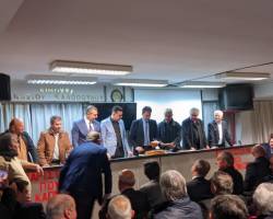 ΠΟΛΥΣ ΚΟΣΜΟΣ ΣΤΗΝ ΚΟΠΗ ΠΙΤΑΣ ΤΟΥ ΣΥΝΔΕΣΜΟΥ ΔΙΑΙΤΗΤΩΝ ΘΕΣΣΑΛΟΝΙΚΗΣ ΤΙΜΗΘΗΚΑΝ Ο ΠΡΩΗΝ ΠΡΟΕΔΡΟΣ ΤΗΣ ΕΠΟ  Ε.ΓΡΑΜΜΕΝΟΣ ΑΠΟ ΤΟΝ ΠΡΟΕΔΡΟ ΤΟΥ ΣΥΝΔΕΣΜΟΥ Χ.ΚΩΣΤΟΥΔΗ ΚΑΙ ΠΑΛΑΙΟΙ ΔΙΑΙΤΗΤΕΣ ΤΣΙΡΙΚΙΔΗΣ ΒΟΥΤΣΑΛΑΣ ΠΑΓΩΝΗΣ ,ΦΑΝΑΡΤΖΗΣ ΠΑΡΟΥΣΙΑ ΠΟΛΛΩΝ ΕΠΙΣΗΜΩΝ 