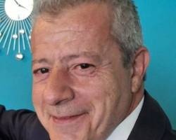 ΚΡΙΜΑ ,ΕΦΥΓΕ ΣΤΑ 56 ΤΟΥ ΧΡΟΝΙΑ ΕΝΑΣ ΑΠΟ ΤΟΥΣ ΠΑΛΗΟΥΣ  ΡΕΠΟΡΤΕΡ ΤΗΣ ΔΙΑΙΤΗΣΙΑΣ ,Ο ΝΙΚΟΣ ΠΑΠΑΔΑΚΟΣ ΠΡΟΔΟΜΕΝΟΣ ΑΠΟ ΤΗΝ ΚΑΡΔΙΑ ΤΟΥ ΕΔΙΝΕ  ΜΑΧΗ ΜΕ ΤΗΝ ΖΩΗ ΤΟΥ ΑΛΛΑ ΕΦΥΓΕ ΜΕ ΨΗΛΑ ΤΟ ΚΕΦΑΛΙ Η ΚΗΔΕΙΑ ΤΟΥ ΤΕΤΑΡΤΗ ?ΚΑΛΟ ΤΑΞΙΔΙ ΝΙΚΟΛΑ  