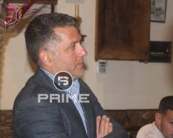 ΦΟΒΕΡΗ ΣΤΙΓΜΗ ΣΤΗΝ ΕΚΔΗΛΩΣΗ ΤΗΣ ΕΠΣ ΗΡΑΚΛΕΙΟΥ ΟΤΑΝ Ο ΒΟΗΘΟΣ ΜΙΧΑΛΗΣ ΠΑΠΑΔΑΚΗΣ ΕΠΕΣΤΡΕΨΕ ΣΤΟΝ ΕΜΠΕΙΡΟ ΠΑΡΑΤΗΡΗΤΗ ΓΙΩΡΓΟ ΦΟΥΚΑΚΗ ΤΗΝ ΦΑΝΕΛΑ ΠΟΥ ΕΙΧΕ ΔΩΣΕΙ Μ ΕΝΑ ΣΗΜΕΙΩΜΑ ΟΤΙ "ΣΕ ΛΙΓΑ ΧΡΟΝΙΑ ΘΑ ΠΑΙΖΕΙ ΣΤΗΝ Α ΕΘΝΙΚΗ ΚΑΙ ΘΥΜΗΣΟΥ ΤΗ ΦΑΝΕΛΑ.." ΕΣΠΑΣΕ Ο ΦΟΥΚΑΚΗΣ 