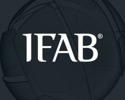 ΤΟ ΔΙΕΘΝΕΣ ΣΥΜΒΟΥΛΙΟ ΠΟΔΟΣΦΑΙΡΟΥ ΠΟΥ ΑΝΗΚΕΙ ΣΤΗΝ ΦΙΦΑ ΑΝΑΚΟΙΝΩΣΕ   ΤΙ ΓΙΝΕΤΑΙ ΟΤΑΝ ΕΝΑΣ ΠΑΙΚΤΗΣ ΠΑΡΕΙ ΔΥΟ ΚΙΤΡΙΝΕΣ ΣΤΗ ΔΙΑΔΙΚΑΣΙΑ ΤΩΝ ΠΕΝΑΛΤΥ ΚΑΙ ΤΙ ΓΙΝΕΤΑΙ ΑΝ ΜΙΑ ΟΜΑΔΑ ΜΕΙΝΕΙ ΜΕ ΛΙΓΩΤΕΡΟΥΣ ΑΠΟ  EΠΤΑ  ΠΑΙΚΤΕΣ ΣΤΗ ΔΙΑΔΙΚΑΣΙΑ ΠΕΝΑΛΤΥΣ 