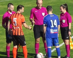 ΔΙΚΑΙΩΝΕΙ  ΤΟΝ ΑΡΚΑ ΡΕΦ ΚΟΥΡΤΕΣΗ Ο ΑΘΗΝΑΙΟΣ ΠΑΡΑΤΗΡΗΤΗΣ ΚΩΤΣΗΣ ΓΙΑ ΤΟ ΠΕΝΑΛΤΥ ΠΟΥ ΕΔΩΣΕ ΥΠΕΡ ΤΟΥ ΛΟΥΤΡΑΚΙΟΥ ΠΡΙΝ ΤΗΝ ΛΗΞΗ ΤΟΥ ΑΓΩΝΑ ΜΕ ΤΗΝ ΘΥΕΛΛΑ ΠΑΤΡΩΝ ΒΟΗΘΟΙ ΑΝΤΩΝΟΠΟΥΛΟΣ,ΜΑΡΚΟΥ (ΦΩΤΟ) ΜΕ ΤΟΥΣ ΑΡΧΗΓΟΥΣ ΤΩΝ ΟΜΑΔΩΝ 