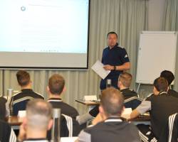 Ο ΛΑΝΟΥΑ ΗΤΑΝ ΗΡΕΜΟΣ ΣΤΗΝ ΕΝΑΡΞΗ ΤΟΥ ΣΕΜΙΝΑΡΙΟΥ ΚΑΙ  ΜΙΛΗΣΕ ΣΤΟΥΣ ΡΕΦ ΚΑΙ ΒΟΗΘΟΥΣ ΛΕΓΟΝΤΑΣ ΠΩΣ Η ΕΠΟ Ο ΠΡΟΕΔΡΟΣ ΓΚΑΓΚΑΤΣΗΣ ΤΟΥΣ ΕΙΧΟΥΝ ΕΜΠΙΣΤΟΣΥΝΗ ΟΠΩΣ ΚΑΙ Η ΟΥΕΦΑ ΚΑΙ ΤΟ ΚΑΛΟΚΑΙΡΙ ΘΑ ΚΡΙΘΕΙ Η ΠΑΡΑΜΟΝΗ ΤΟΥΣ ,ΤΗΝ ΟΠΟΙΑ ΕΠΙΘΥΜΟΥΝ  Η ΔΙΑΙΤΗΣΙΑ ΠΑΕΙ ΚΑΛΑ 