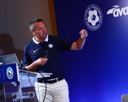 ΜΑΝΤΙΛΟΤΡΙΦΥΛΛΟ  ΛΑΝΟΥΑ  ΤΑΒΑΛΕ ΣΤΗΝ ΤΗΛΕΔΙΑΣΚΕΨΗ ΜΕ ΤΟΝ ΤΖΗΛΟ ΓΙΑΤΙ ΚΑΛΕΣΕ ΤΟΝ ΤΣΑΚΑΛΙΔΗ ΣΤΟ ΜΟΝΙΤΟΡ ,ΚΑΛΥΨΕ  ΡΕΦ ΚΑΙ ΑΣΧΟΛΗΘΗΚΕ ΜΕ ΤΙΣ ΦΑΣΕΙΣ ΣΤΟΥ ΧΑΡΙΛΑΟΥ ΛΕΓΟΝΤΑΣ ΟΤΙ Ο ΓΙΑΝΜΠΛΟΝΣΚΙ ΜΠΟΡΟΥΣΕ ΝΑ ΔΩΣΕΙ ΦΑΟΥΛ ΚΑΙ ΚΙΤΡΙΝΗ ΣΤΟΝ ΜΟΝΤΣΟΥ ΜΑΡΚΑΡΙΣΜΑ ΤΣΙΚΙΝΙΟ