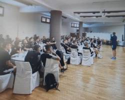 OΛΑ ΗΡΕΜΑ ΚΥΛΟΥΝ ΣΤΟ ΣΕΜΙΝΑΡΙΟ ΤΗΣ ΞΑΝΘΗΣ ,ΧΘΕΣ ΕΓΙΝΑΝ ΜΑΘΗΜΑΤΑ ΑΛΛΑ ΕΠΑΙΞΑΝ ΚΑΙ ΠΟΔΟΒΟΛΛΕΥ  ΕΝΩ ΤΗΝ ΠΕΜΠΤΗ ΟΛΟΙ ΘΑ ΤΡΕΞΟΥΝ ΤΑ 75ΑΡΙΑ ΟΧΙ ΣΕ ΤΕΣΤ ΑΛΛΑ ΣΕ ΤΣΕΚ ΜΕΤΡΑΕΙ ΓΙΑ ΤΟΥΣ ΥΠΟΨΗΦΙΟΥΣ ΓΙΑ ΔΙΕΘΝΕΙΣ ΚΑΝΕΝΑ ΘΕΜΑ ΣΤΗΝ ΚΕΔ ΜΕ ΤΑ ΓΡΑΠΤΑ 