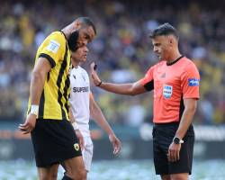 TI NΑ ΠΕΙΣ ΓΙΑ ΤΟΝ ΙΣΠΑΝΟ ΡΕΦΕΡΥ ΜΑΝΘΑΝΟ .ΜΙΛΗΣΕ Η ΚΛΑΣΗ ΤΟΥ. ΠΡΟΣΩΠΙΚΟΤΗΤΑ  ΜΕΛΙΓΑ ΣΦΥΡΙΓΜΑΤΑ  ΚΑΙ ΕΠΙΒΟΛΗ  ΕΠΙΤΩΝ ΠΑΙΚΤΩΝ ΠΟΥ ΔΕΝ ΞΕΦΥΓΑΝ ΑΠΟ ΤΑ ΑΘΛΗΤΙΚΑ ΠΛΑΙΣΙΑ ΣΩΣΤΟΙ ΟΙ ΣΥΜΠΑΤΡΙΩΤΕΣ ΤΟΥ ΒΟΗΘΟΙ ,ΚΑΙ ΣΕ ΔΡΑΣΗ Ο ΤΕΤΑΡΤΟΣ ΤΣΑΚΑΛΙΔΗΣ 