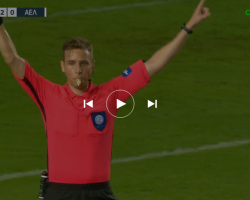 O MOΣΧΟΥ ΕΝΩ ΗΤΑΝ ΑΡΙΣΤΟΣ ΣΤΗ ΦΑΣΗ ΤΟΥ ΔΕΥΤΕΡΟΥ ΠΕΝΑΛΤΥ  ΥΠΕΡ ΤΟΥ ΑΓΡΙΝΙΟΥ ΚΑΙΤΟΙ ΠΗΓΕ ΣΤΟ ΜΟΝΙΤΟΡ ΔΕΝ ΕΔΩΣΕ ΚΟΚΚΙΝΗ ΚΑΡΤΑ ΣΤΟΝ ΜΠΑΚΑΛΙΑΝΗ ΠΟΥ ΕΣΠΡΩΞΕ ΜΕ ΤΑ ΧΕΡΙΑ ΤΟΝ  ΑΛΕΞΙΤΣ  Ο ΚΑΝΟΝΙΣΜΟΣ ΕΙΝΑΙ ΣΑΦΗΣ ΟΤΑΝ ΔΕΝ ΠΑΕΙ ΝΑ ΚΕΡΔΙΣΕΙ ΜΠΑΛΑ ΚΑΙ ΒΑΖΕΙ ΧΕΡΙΑ ΕΙΝΑΙ