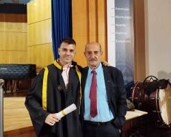ΑΞΙΖΕ Η ΕΝΤΑΞΗ ΤΟΥ 27ΧΡΟΝΟΥ ΑΛΕΞΑΝΔΡΟΥ  ΝΑΖΙΡΗ ΣΤΗ Σ.ΛΙΓΚ 2 ΛΙΓΕΣ ΜΕΡΕΣ ΠΡΙΝ ΠΗΡΕ ΜΕ ΑΡΙΣΤΑ ΤΟ ΜΕΤΑΠΤΥΧΙΑΚΟ ΜΕ ΕΡΓΑΣΙΑ ΠΟΥ ΕΚΑΝΕ ΣΤΟ ΠΑΝΕΠΙΣΤΗΜΙΟ ΜΑΚΕΔΟΝΙΑ ΜΕ ΘΕΜΑ ΑΝΘΡΩΠΙΝΟΙ ΠΟΡΟΙ ΚΑΙ ΔΙΑΙΤΗΣΙΑ  ΕΔΩ ΦΩΤΟ ΜΕ ΤΟΝ ΠΑΤΕΡΑ ΤΟΥ ΑΛΕΚΟ ΝΑΖΙΡΗ  ΜΕΤΑ ΤΗΝ ΑΠΟΝΟΜΗ