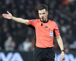 ΟΣΜΕΡΣ ΡΕΦ ΜΕ ΠΡΟΣΩΠΙΚΟΤΗΤΑ  ΕΒΓΑΛΕ ΜΕ ΕΥΚΟΛΙΑ ΤΟ ΝΤΕΡΜΠΥ ΔΙΚΕΦΑΛΩΝ ΑΠΕΔΩΣΕ ΔΙΚΑΙΟΣΥΝΗ ΚΑΙ  ΔΙΚΑΙΩΘΗΚΕ ΠΛΗΡΩΣ ΜΕ ΤΟ ΚΑΤΑΛΟΓΙΣΘΕΝ ΠΕΝΑΛΤΥ ΑΦΟΥ Ο ΜΟΥΚΟΥΝΤΙ ΑΝΕΤΡΕΨΕ  ΤΟΝ ΖΑΦΕΙΡΗ ΕΙΧΕ ΣΥΝΕΡΓΑΣΙΑ ΜΕ ΤΟΥΣ ΒΟΗΘΟΥΣ ΚΑΙ ΤΟ VAR KAΘΩΣ ΚΑΙ ΜΕ ΤΟΝ ΤΕΤΑΡΤΟ ΠΑΠΑΠΕΤΡΟΥ 