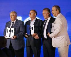 ΤΙΜΗΤΙΚΗ ΔΙΑΚΡΙΣΗ ΓΙΑ ΤΟΝ ΠΡΟΕΔΡΟ ΤΗΣ ΕΠΣΑ ΠΑΝΑΓΙΩΤΗ ΔΗΜΗΤΡΙΟΥ ΠΟΥ Η ΕΠΟ ΑΠΕΝΕΙΜΕ ΠΛΑΚΕΤΕΣ ΣΤΙΣ ΙΔΡΥΤΡΙΕΣ ΕΠΣ ΕΠΣΑ ,ΕΠΣΠ(Ι.ΣΠΑΘΑΣ) ΚΑΙ ΕΠΣ ΜΑΚΕΔΟΝΙΑΣ(Λ.ΔΗΜΗΤΡΙΑΔΗΣ) (ΦΩΤΟ) ΤΗΝ ΑΠΟΝΟΜΗ ΕΚΑΝΕ Ο ΑΝΑΠΛΗΡΩΤΗΣ ΥΠΟΥΡΓΟΣ ΑΘΛΗΤΙΣΜΟΥ ΓΙΑΝΝΗΣ ΒΡΟΥΤΣΗΣ 