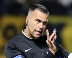 KYΡΙΕ ΣΑΓΚΙ ΕΙΝΑΙ ΔΥΝΑΤΟΝ ΝΑ ΕΙΣΑΙ ΔΙΠΛΑ ΣΤΗ ΦΑΣΗ ΣΤΟ 58 ΝΑ ΜΗΝ ΔΕΙΧΝΕΙΣ ΚΑΤΙ ΚΑΙ ΜΕΤΑ ΠΟΥ ΒΑΖΕΙ ΚΑΝΟΝΙΚΟ ΓΚΟΛ Ο ΝΤΟΥΝΤΟΥ ΝΑ ΔΕΧΕΤΑΙ ΑΠΟ ΤΟ VAR ΤΗΝ ΥΠΟΔΕΙΞΗ ΧΕΓΚΕΝΕΣ ΚΑΙ ΝΑ ΑΚΥΡΩΝΕΙΣ ΤΟ ΤΕΡΜΑ,ΕΙΣΑΙ ΑΚΑΤΑΛΛΗΛΟΣ .Η ΑΕΚ ΦΩΝΑΖΕΙ ΟΤΙ ΔΕΝ  ΥΠΗΡΧΕ ΚΟΡΝΕΡ ΣΤΟ 1-1