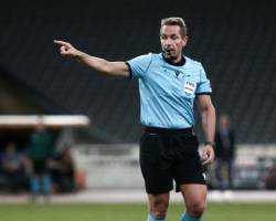 MIΛΗΣΕ  Η ΠΡΟΣΩΠΙΚΟΤΗΤΑ ΤΟΥ ΓΕΡΜΑΝΟΥ ΣΤΙΛΕΡ ΣΤΟ ΝΤΕΡΜΠΥ ΕΙΧΕ ΤΟ ΣΕΒΑΣΜΟ ΤΩΝ ΠΑΙΚΤΩΝ ,ΔΕΧΟΝΤΑΝ ΑΔΙΑΜΑΡΤΥΡΗΤΑ ΤΙΣ ΑΠΟΦΑΣΕΙΣ ΤΟΥ ΚΑΙ ΟΛΑ ΚΥΛΗΣΑΝ ΜΙΑ ΧΑΡΑ ΤΟ ΠΕΝΑΛΤΥ ΠΟΥ ΔΟΘΗΚΕ ΗΤΑΝ ΚΑΘΑΡΟ ΣΕ ΧΕΡΙ ΒΙΝΤΑ ΚΑΙ ΔΕΝ ΕΠΕΝΕΒΗ ΟΥΤΕ ΚΑΝ ΤΟ VAR  4ος  O TΣΙΜΕΝΤΕΡΙΔΗΣ