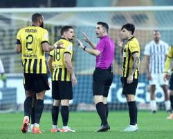 ΤΕΛΙΚΑ ΤΙ ΗΤΑΝ ΓΚΟΛ Η ΦΑΟΥΛ ΓΙΑΤΙ Η ΤΗΛΕΟΡΑΣΗ ΞΕΓΥΜΝΩΣΕ ΤΟΝ  ΖΑΜΠΑΛΑ ΑΦΟΥ ΔΕΝ ΥΠΑΡΧΕΙ ΠΑΡΑΒΑΣΗ ΑΠΟ ΤΟΝ ΖΟΑΟ ΜΑΡΙΟ ΚΑΙ ΑΦΟΥ ΕΔΕΙΞΕ ΣΕΝΤΡΑ ΕΠΡΕΠΕ ΝΑ ΕΠΙΜΕΙΝΕΙ ΚΑΙ ΟΧΙ ΝΑ ΔΕΧΤΕΙ ΤΑ ΟΣΑ ΤΟΥ ΕΙΠΕ Ο ΤΣΑΚΑΛΙΔΗΣ ΑΠΟ ΤΟ VAR TETAΡΤΟΣ Ο ΚΟΚΚΙΝΟΣ 