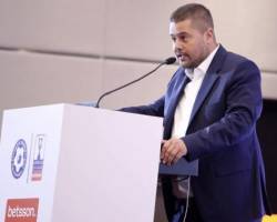 Ο ΜΑΚΗΣ ΓΚΑΓΚΑΤΣΗΣ ΔΕΝ ΤΡΩΕΙ ΚΟΥΤΟΧΟΡΤΟ ΚΑΙ ΓΙΑ ΜΙΑ ΑΚΟΜΗ ΦΟΡΑ ΕΙΠΕ ΣΤΟΥΣ ΔΙΑΙΤΗΤΕΣ ΚΑΤΑ ΤΗ ΔΙΑΡΚΕΙΑ ΤΟΥ ΣΕΜΙΝΑΡΙΟΥ "ΜΗΝ ΣΗΚΩΝΕΤΕ ΤΟ ΤΗΛΕΦΩΝΟ ΣΕ ΑΝΘΡΩΠΟΥΣ ΠΟΥ ΘΕΛΟΥΝ ΝΑ ΤΟΥΣ ΚΑΝΕΤΕ ΤΑ ΧΑΤΗΡΙΑ .ΣΤΟ ΤΕΛΟΣ ΘΑ ΣΑΣ ΠΕΤΑΞΟΥΝ ΣΑΝ  ΛΕΜΟΝΟΚΟΥΠΕΣ"